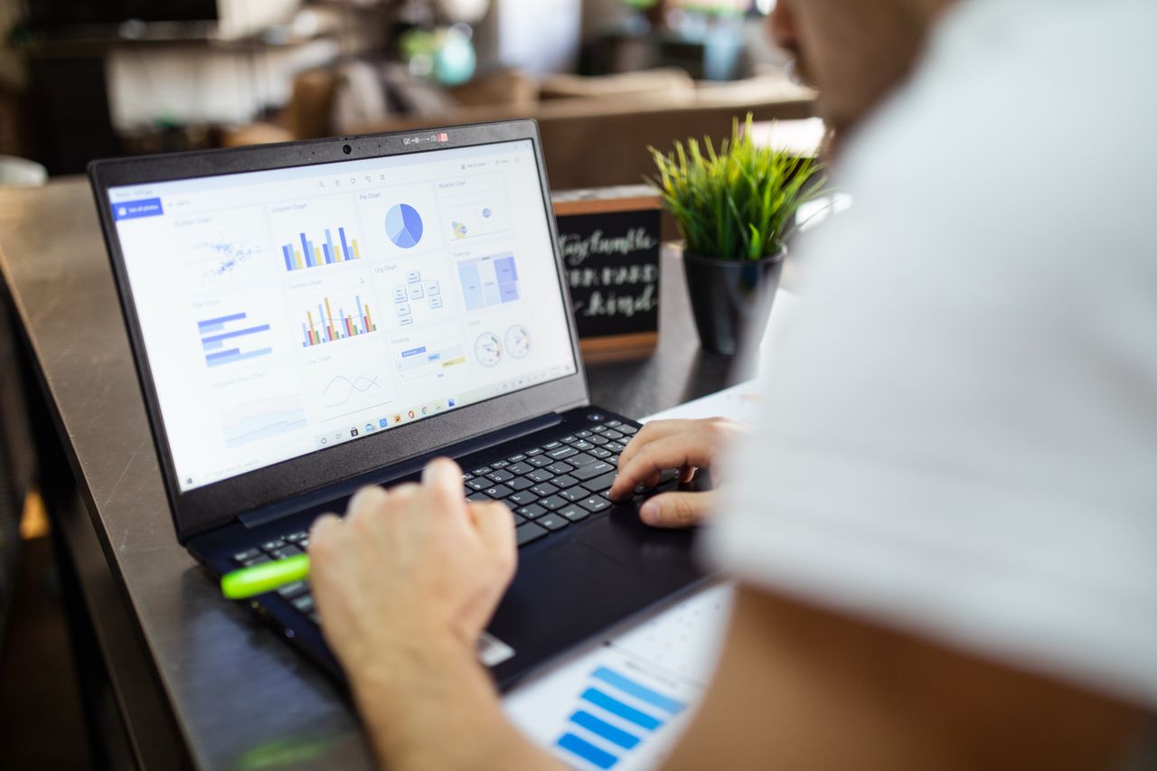 Analyse commerciale ciblée avec graphiques et diagrammes sur un ordinateur portable dans un bureau moderne.